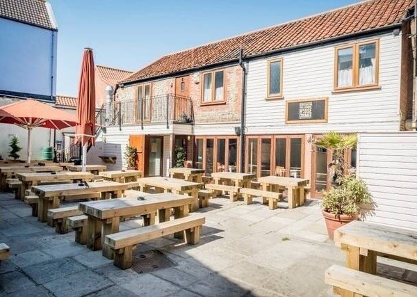 NORFOLK COAST - EXTRMELY PROFITABLE SEAFRONT PUB AND RESTAURANT WITH FOUR LETTING BEDROOMS Photo 4