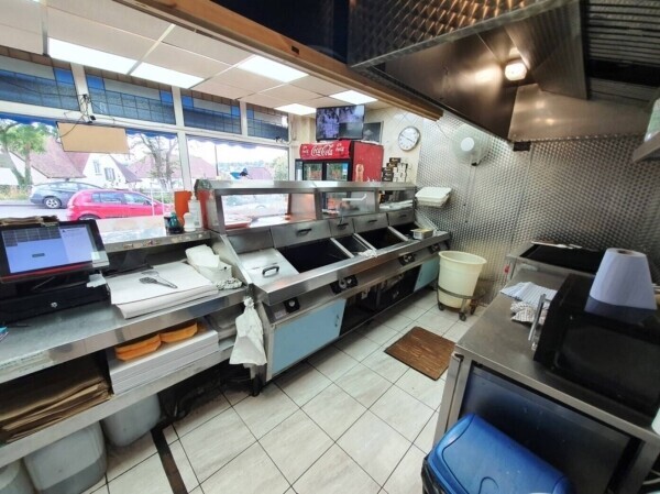 FISH & CHIP SHOP WITHIN BUSY RESIDENTIAL PARADE Photo 4