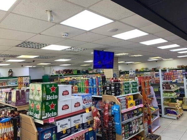 HIGHSTREET, NEWLY FITTED, BIG SHOP! PRIME LOCATION POTENTIAL TO INCREASE SALES! Photo 4
