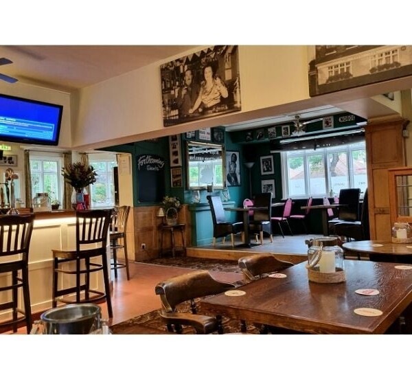 Extremely Well Established Pub With Live Music For Sale Photo 4
