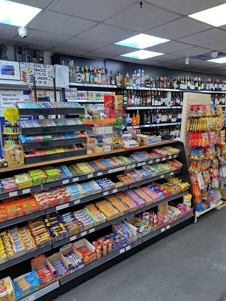 Off licence London big shop tobacco wines spirit Goldmine Photo 4
