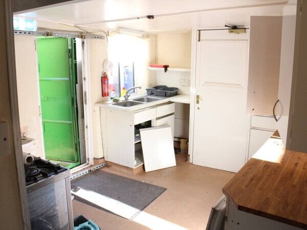 NORTHAMPTONSHIRE - WET LED 4 BEDROOM PUBLIC HOUSE LOCATED IN A RESIDENTIAL AREA Photo 4
