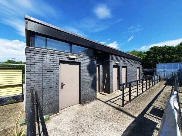 TAKEAWAY CAFÉ WITHIN SOUTH LONDON FOOTBALL GROUND Photo 4