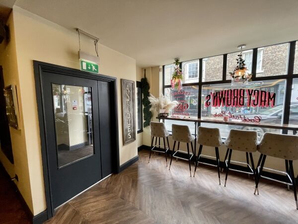 Reputable & Extremely Popular Restaurant & Cocktail Bar Photo 4
