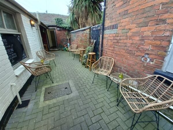 Licenced Trade, Pubs & Clubs For Sale in Stone Photo 4