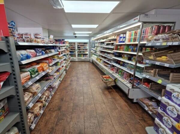 Freehold Supermarket, Living Accommodation, NO COMPETITION Photo 4