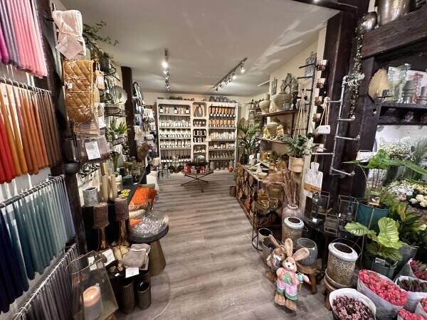 BEAUTIFULLY PRESENTED FLORIST, HOMEWARE & INTERIORS SHOP PRIME HIGH STREET LOCATION MID SUSSEX VIL Photo 4