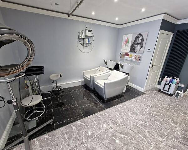HAIR & BEAUTY SALON + 2-BED FLAT - BILLERICAY Photo 4