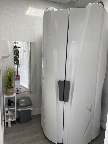 Established sunbed shop - modern with beauty rooms Photo 5