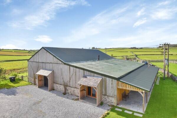Peak District Holiday Barn with Wedding Venue Photo 4