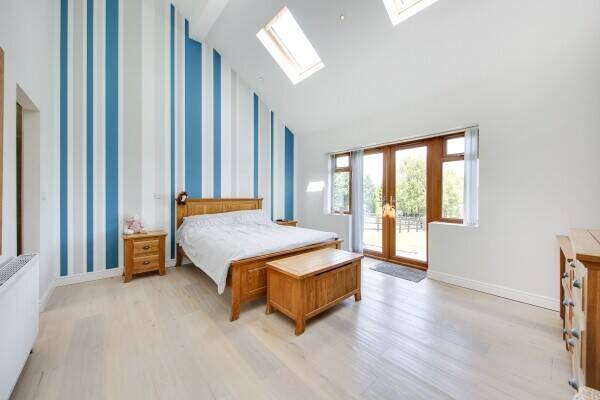 EQUESTRIAN - Yew Tree Bungalow provides an increasingly rare  opportunity to acquire a spacious Photo 4