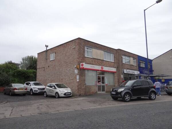 Mains Lease Lock-Up PO within busy residential suburb Photo 4