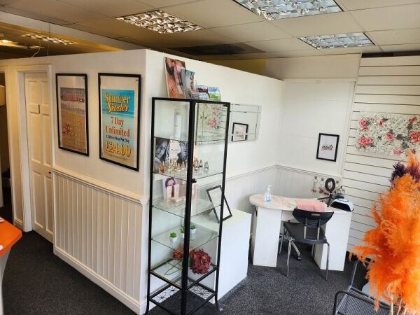 Well established tanning salon for sale Photo 4