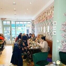 Beautiful coffee shop for sale in Reigate Photo 4