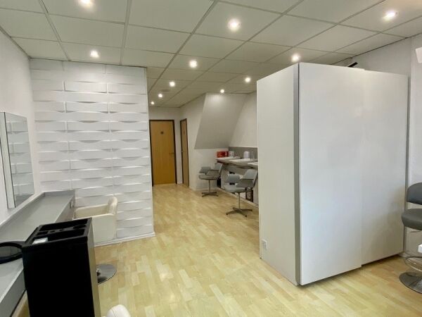 Extremely well established hair salon for sale Photo 4