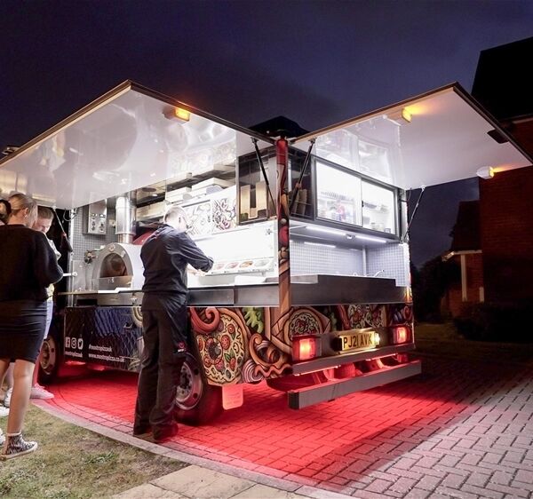 WORLDS FIRST PIZZA TAKEAWAY THAT COOKS PIZZA AT THE DOOR Photo 4