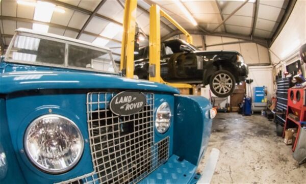 AN INDEPENDENT SPECIALIST IN REPAIR AND MAINTENANCE SERVICES FOR JAGUAR, LAND ROVER AND 4X4 VEHICLES Photo 4