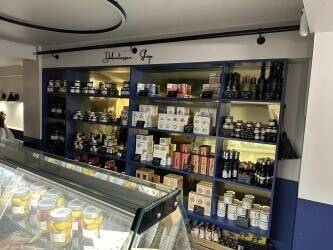 HIGH-END WINE BAR AND DELICATESSEN Photo 4