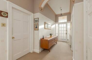 Well presented B&B/family home located within affluent seaside town close to all amenities. Photo 4