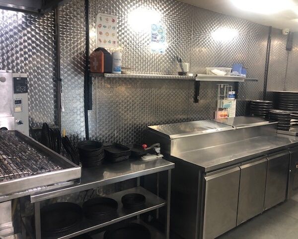 London Properties are pleased to offer to the market shop investment situated close proximity to South Oxhey Central with local shops, supermarket, le Photo 4