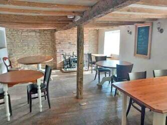 WARWICKSHIRE - HISTORIC PUBLIC HOUSE ON MAIN THOROUGHFARE INTO TOWN CENTRE Photo 4
