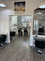 Spacious Hairdressing & Beauty Salon for sale Photo 2