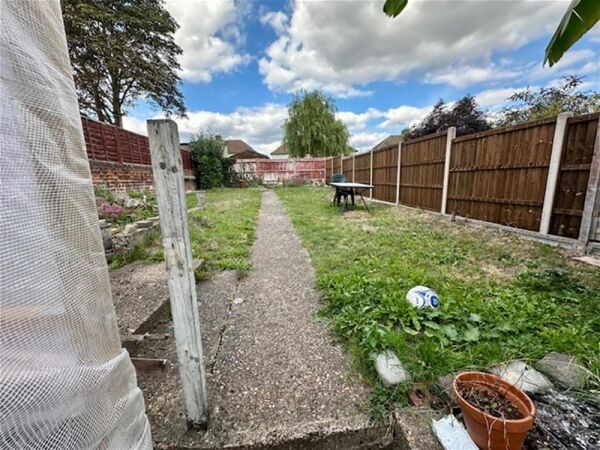FREEHOLD CONVENIENCE STORES/LOTTERY & OFF LIC3 BED ACCOMMODATION - LAWNED REAR GARDEN Photo 3