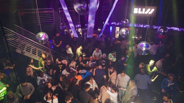 Renowned Late-Night Venue with Prime High Street Location Photo 4