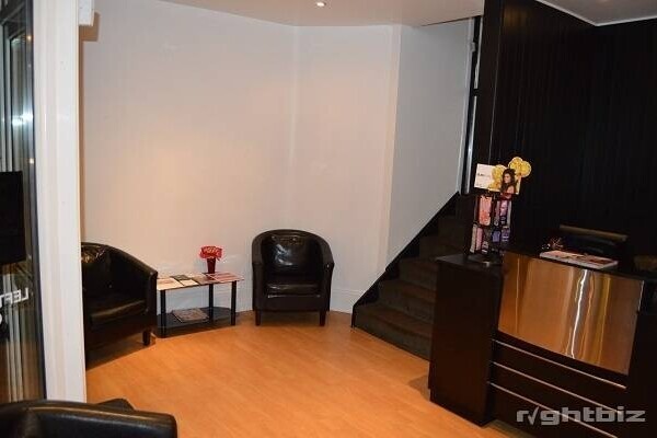 Large Tanning and Beauty Salon with 6 Rooms in a busy location. Reasonable offers invited. Photo 1