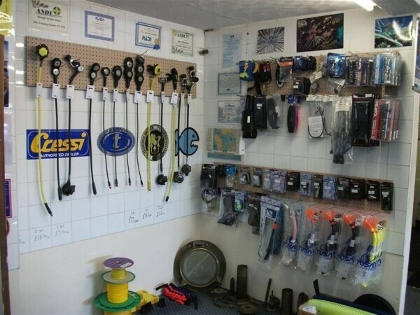 HIGHLY REGARDED DIVING & SNORKELLING SUPPLIES & TRAINING CENTRE FOR SALE IN SLOUGH Photo 5