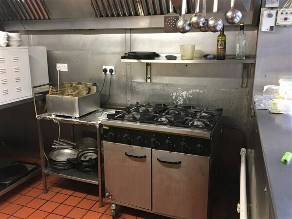 FULLY LICENSED ITALIAN RESTAURANT & PIZZERIA FOR SALE IN RINGWOOD TOWN CENTRE Photo 5