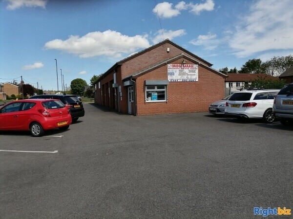 SERVICE, REPAIR AND MOT GARAGE Photo 5