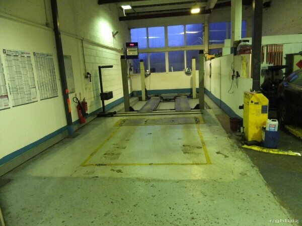 WELL ESTABLISHED MOT TESTING GARAGE NEAR TO HORLEY TOWN CENTRE, HORLEY TRAIN STATION AND GATWICK Photo 5