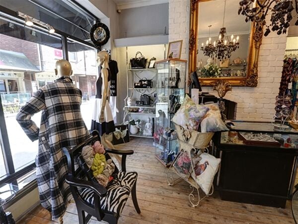 BEAUTIFULLY PRESENTED LADIES BOUTIQUE - CHESHIRE Photo 5