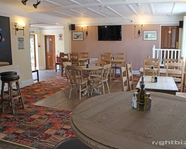 EAST SUSSEX - SUBSTANTIAL ROADSIDE PUB Photo 5