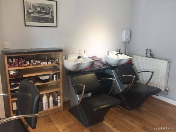 FREEHOLD HAIR SALON WITH ACCOMMODATION, KENT Photo 5