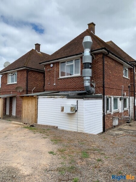 Freehold for sales - Licenced Restaurant, adjoining shop and two 2 bed flats in Hayling Island Photo 5