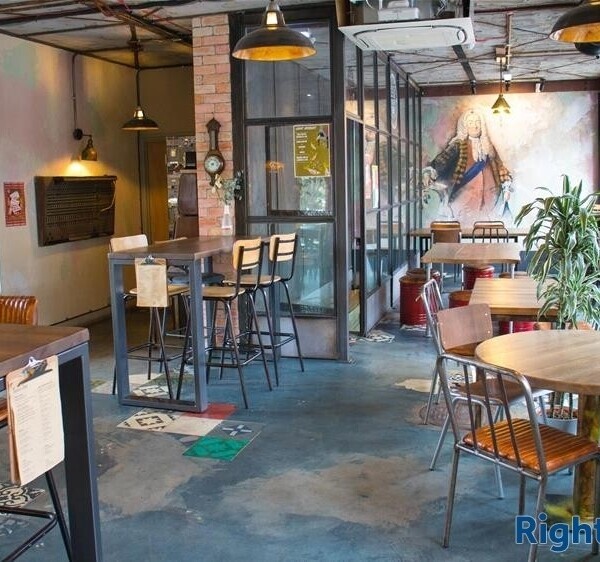 LONDON - PUB BY STATION & UNIVERSITY Photo 5