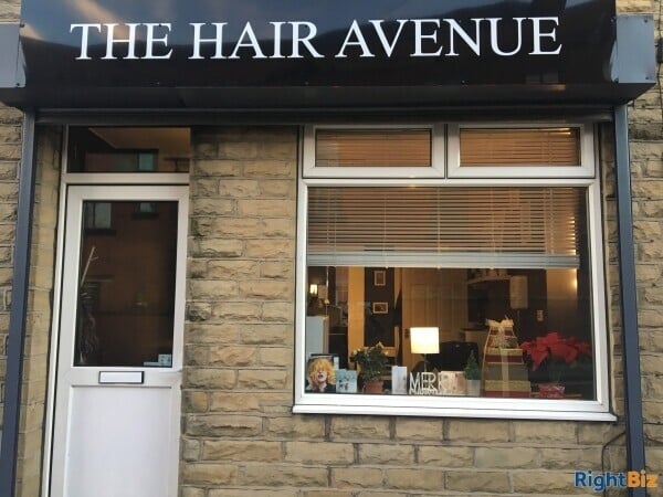 Hairdressing salon based on busy high street Photo 5