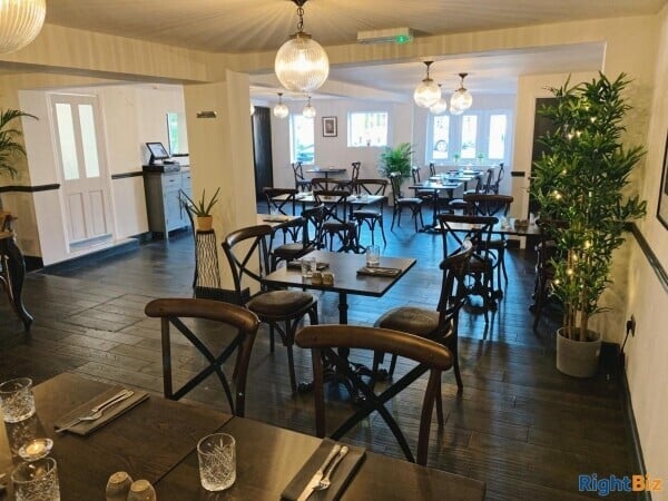 Amazing refurbished modern restaurant, potential to increase opening times and revenue. Photo 5
