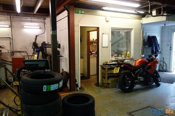 REPUTABLE, IDEALLY LOCATED MOT AND REPAIR CENTRE Photo 5