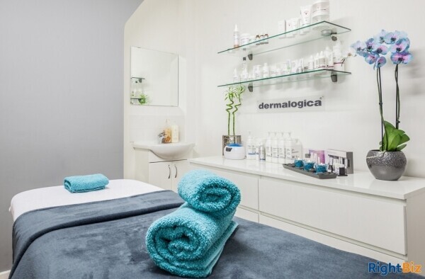 Well established, stylish boutique hair and beauty salon. Walking distance of Putney high street Photo 5