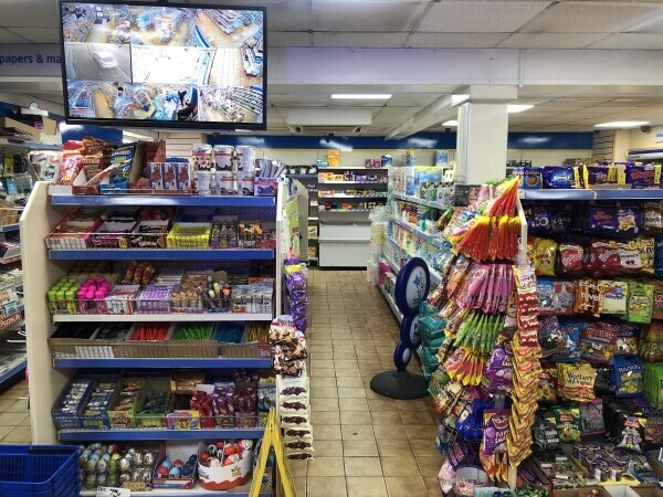 Convenience & Off Licence with 5 Bed Property Sales £16,000 Weekly Photo 5