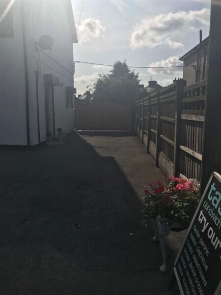 FREEHOLD SANDWICH BAR WITH PRIVATE APARTMENT IN KIRKBY IN ASHFIELD Photo 5