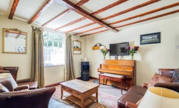 Freehold 7 Bedroom Guest House Located In Henley In Arden Photo 5