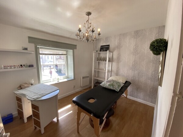 Leasehold hair and beauty salon for sale in the historic town of Amesbury Wiltshire Photo 5