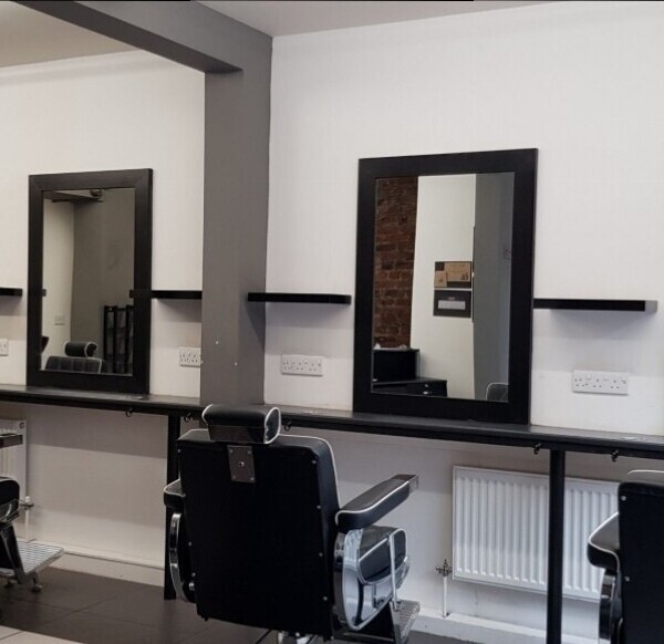Hairdressers-Barbershop. Fully Fitted VERY low start-up costs. Photo 5
