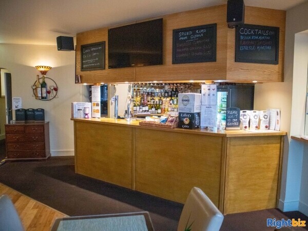 SURREY - CENTRAL WALTON-ON-THAMES WINE BAR/RESTAURANT Photo 5