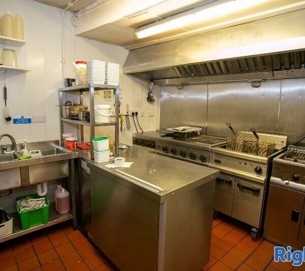 To Let - Opportunity To Acquire A Restaurant In An Affluent Village In Central Scotland. Photo 5