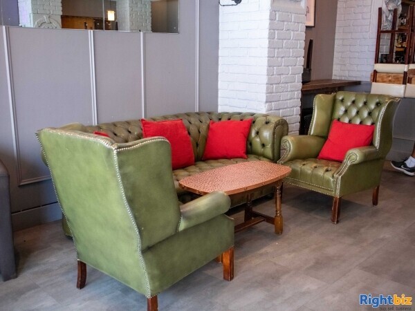 SURREY - BAR & COCKTAIL LOUNGE Photo 5